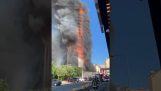 20patrová budova je zachvácena plameny (Itálie)