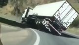 Truck overturns in turn (Brazil)