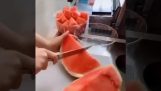Einfache Möglichkeit, eine Wassermelone zu schneiden
