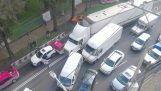 Нетърпелив шофьор на камион предизвиква хаос (Мексико)