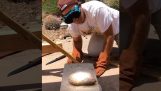 Une énorme lentille transforme une pierre en lave