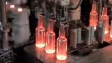Produkcja butelek szklanych w fabryce
