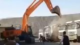 Неплатен работник унищожава камионите на компанията си (Турция)