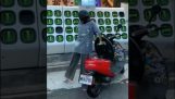 Пуњење електричног скутера на Тајвану