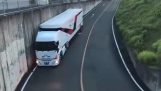 狭いトンネルを通る大型トラック (日本)