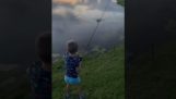 Маленький хлопчик ловить рибу