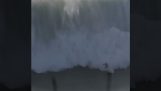Valtava aalto 18 metriä “nielee” surffaaja