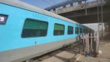 Juna kulkee aseman ohi nopeudella 155 km/h (Intia)
