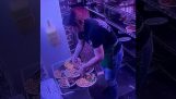 Serveerster bereidt een dienblad met 6 gerechten