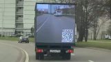 Экран на кузове грузовика