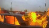 Explosion från en gasläcka inuti en bil