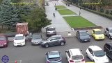 Conductor choca con un automóvil en un estacionamiento