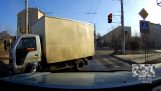 Вантажівка ковзає по крижаній дорозі (Росія)