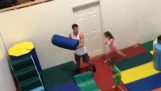 Adult vs. kinderen in een speeltuin