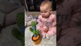 Das Baby hat einen Gesprächspartner gefunden