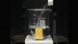 Dizolvarea unei lingouri de aur în acid
