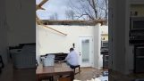 Пианист на обломках дома после торнадо