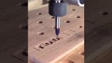 Logo na drewnie za pomocą maszyny CNC