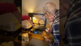 79-year-old sees a 3D printer for the first time