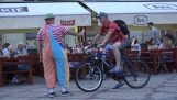En clown stoppas en cyklist