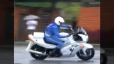 Zručnosť japonských policajných motocyklistov Shiro-bai