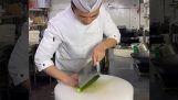 Kokken skærer en agurk i skiver