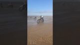Cavaleiro do motocross provoca um acidente durante uma corrida na praia