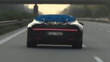 Egy Bugatti Chiron eléri a 417 km/h-t az autópályán