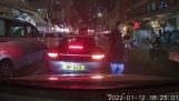 Невзахисний Porsche збив пішоходів на вулиці Гонконгу