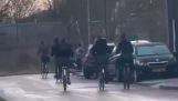 7 cyklistů a zledovatělá zatáčka