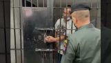 En fange viser en politibetjent, hvordan man åbner en lås