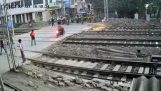 Bezohľadný motorkár prechádza cez vlakové koľaje