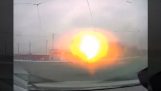 Um motorista passa entre as bombas (Ucrânia)