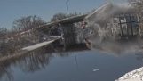 Lastbil falder fra en bro ned i en flod