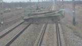 러시아 탱크가 기차 앞에서 철로를 건너고 있습니다. (우크라이나)