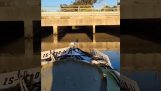 Boot onder een brug door tegen de vloed in
