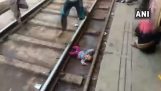 Bebek demiryolu hatlarının üzerine düşer ve güvenle geliyor
