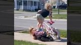Mała dziewczynka pomaga swojej przyjaciółce wsiąść na rower