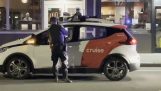 Politi stopper en selvkørende bil