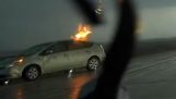 Um carro é atingido por um raio