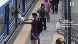En kvinde besvimer og falder under et tog