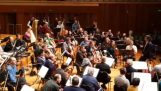 ベルリン・フィルハーモニー管弦楽団は、音楽家の一つに驚きを作ります