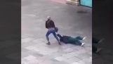 Una donna anziana cade vittima di un furto
