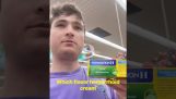 En ung mann skammer faren sin i supermarkedet