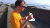 Уживање у сендвичу поред мора