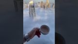 Kahvia juomassa pilvien yllä