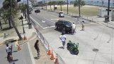 Међусобна помоћ да се мотоциклиста извуче испод аутомобила