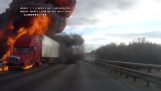 Truck syttyy tuleen törmäyksen jälkeen (Venäjä)