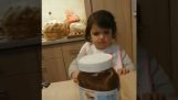 Et lille barn, der hader chokolade