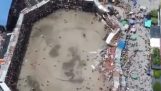 由于观众的重量，体育场看台正在倒塌 (哥伦比亚)